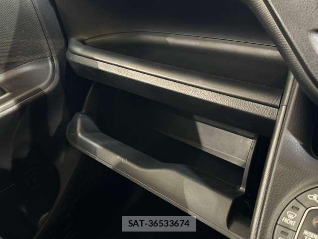 Toyota VOXY 2018-04 6915172-26