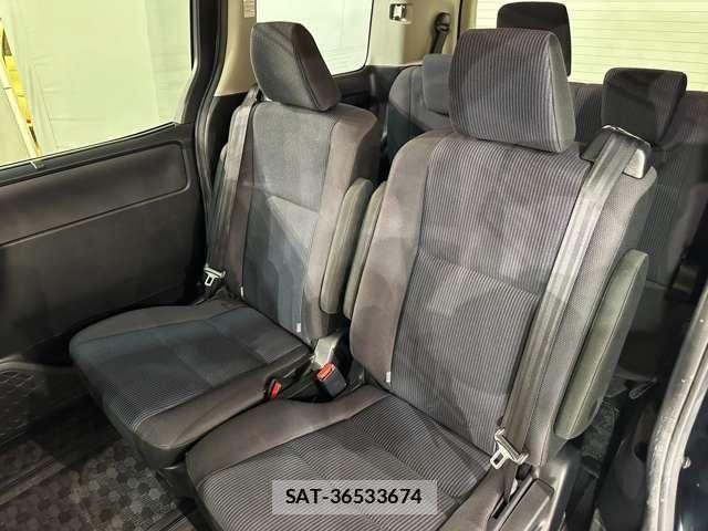 Toyota VOXY 2018-04 6915172-28