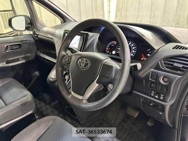 Toyota VOXY 2018-04 6915172-8