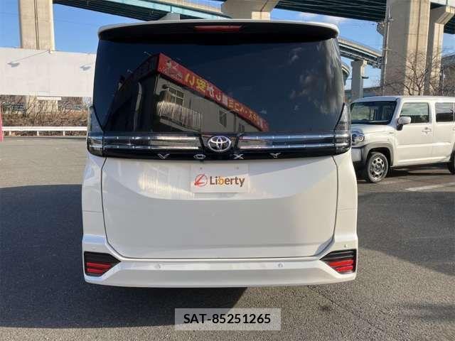 Toyota VOXY 2023-02 6915098-11