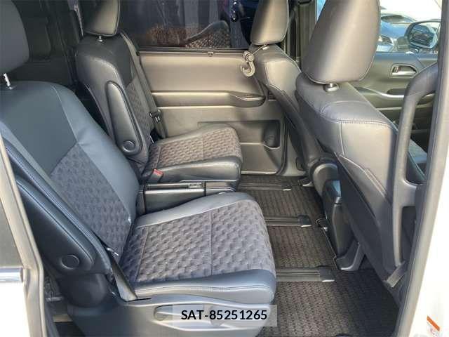 Toyota VOXY 2023-02 6915098-16