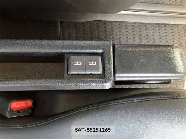 Toyota VOXY 2023-02 6915098-17