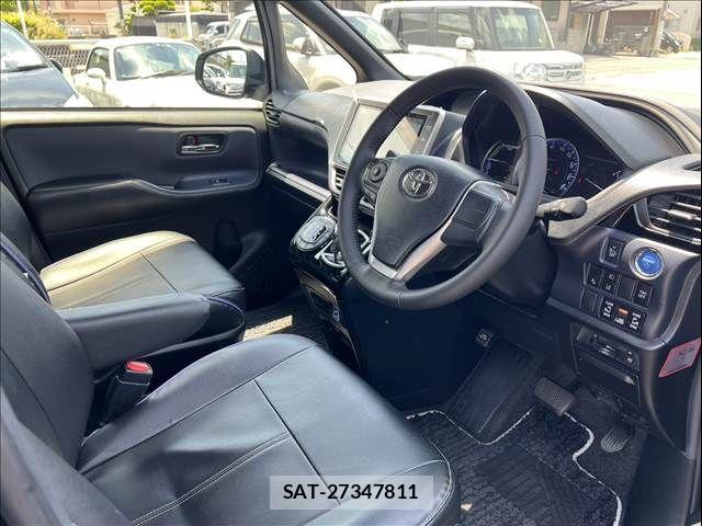 Toyota VOXY 2017-03 6915156-12