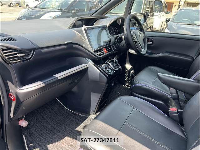 Toyota VOXY 2017-03 6915156-14
