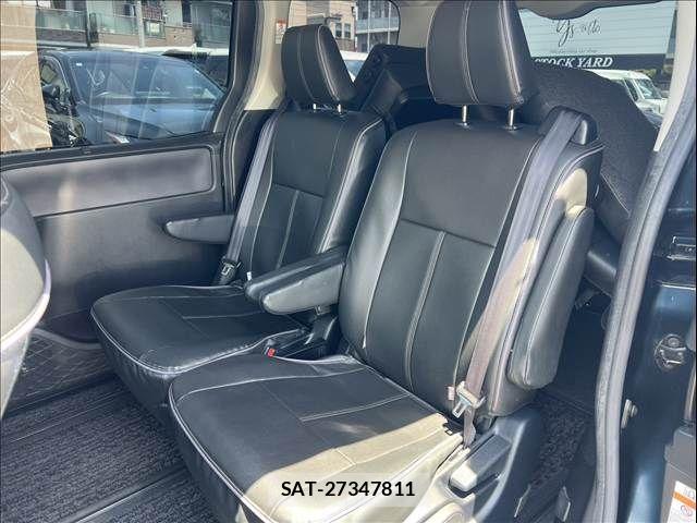 Toyota VOXY 2017-03 6915156-15