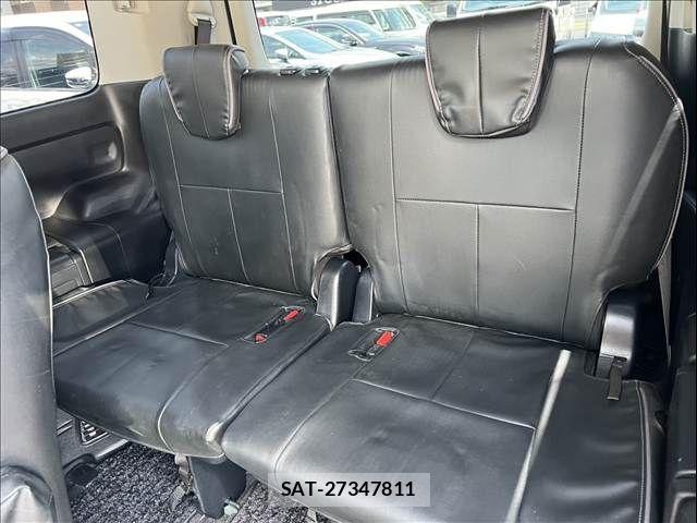 Toyota VOXY 2017-03 6915156-16