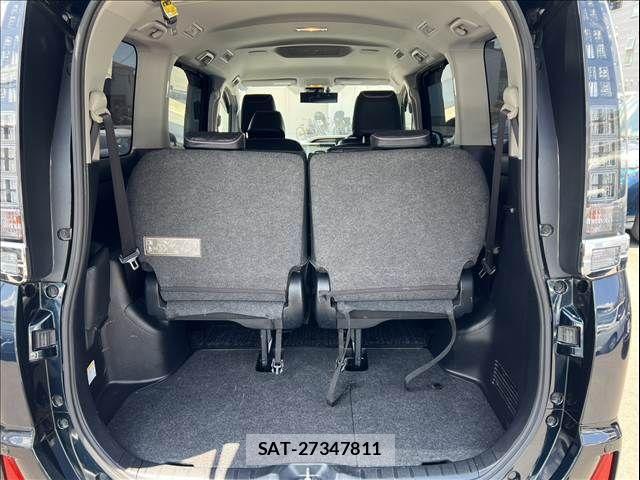 Toyota VOXY 2017-03 6915156-17