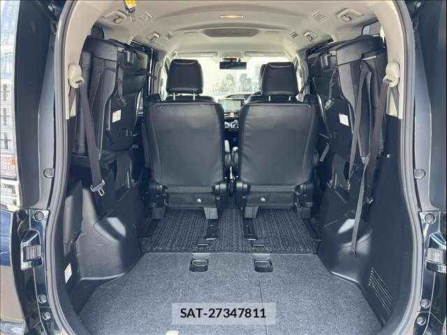 Toyota VOXY 2017-03 6915156-18