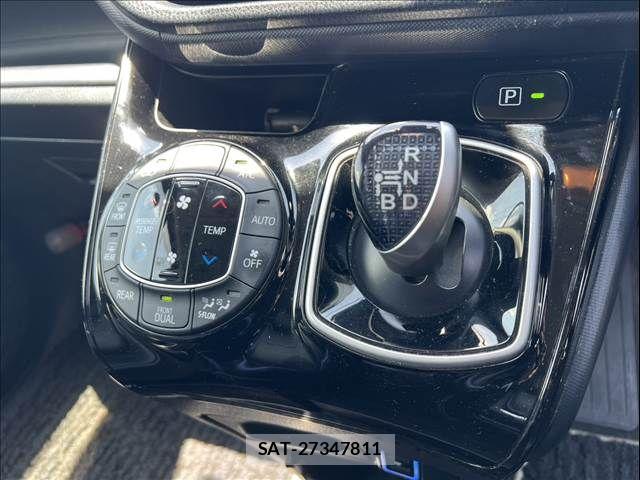 Toyota VOXY 2017-03 6915156-23