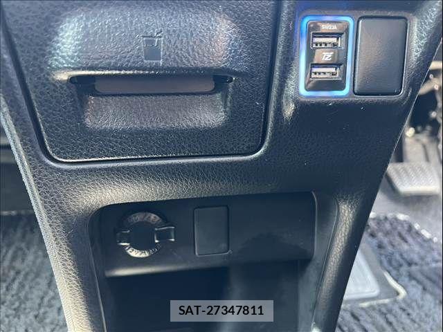 Toyota VOXY 2017-03 6915156-24