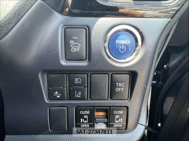 Toyota VOXY 2017-03 6915156-28
