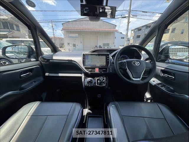 Toyota VOXY 2017-03 6915156-2