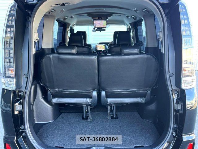 Toyota VOXY 2016-03 6915176-11