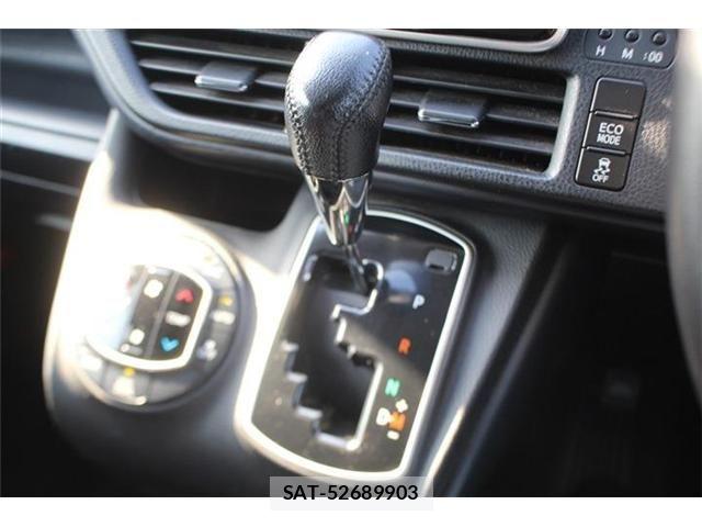 Toyota VOXY 2015-06 6915191-25