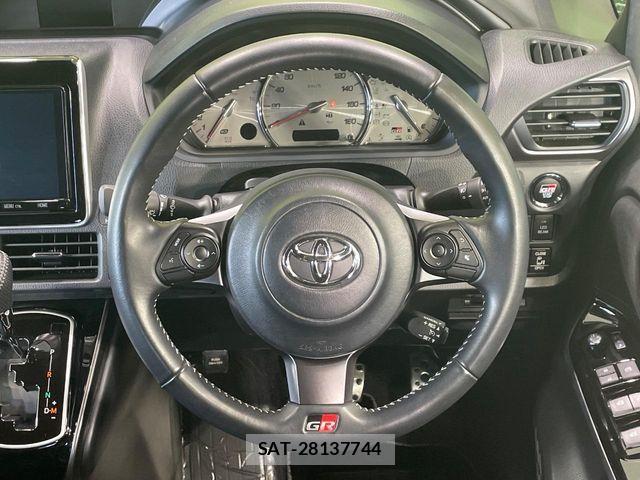 Toyota VOXY 2019-09 6915113-11