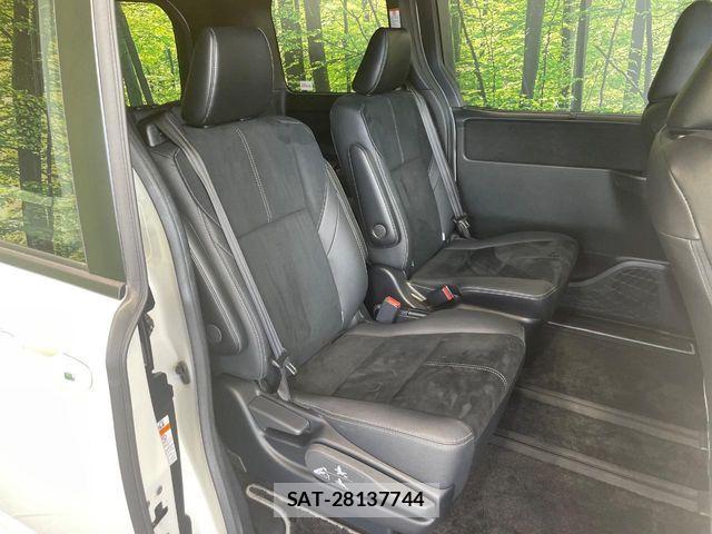 Toyota VOXY 2019-09 6915113-8