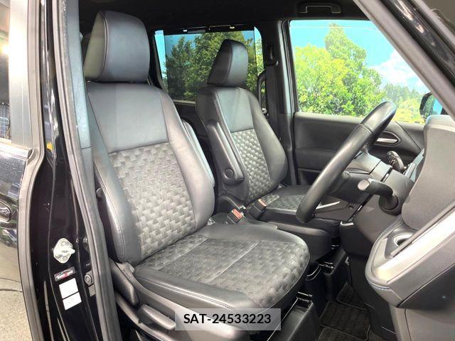Toyota VOXY 2023-02 6915103-7