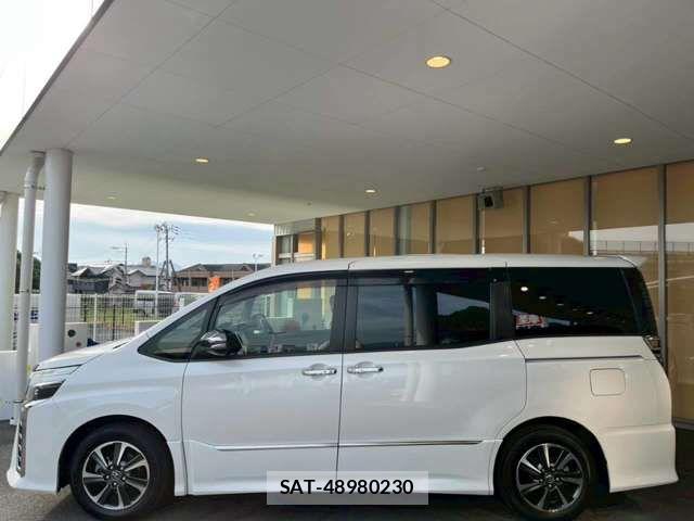 Toyota VOXY 2019-05 6915140-11