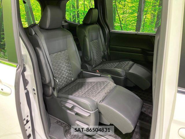 Toyota VOXY 2023-05 6915096-8