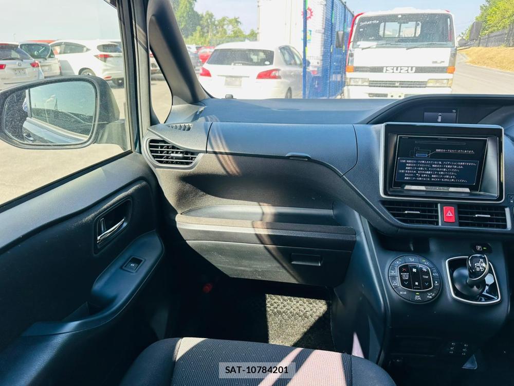 Toyota VOXY 2016 6804170-17