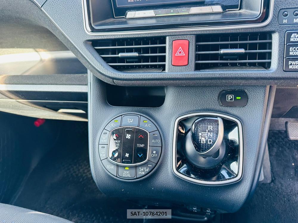 Toyota VOXY 2016 6804170-19