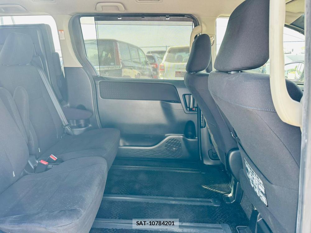 Toyota VOXY 2016 6804170-8