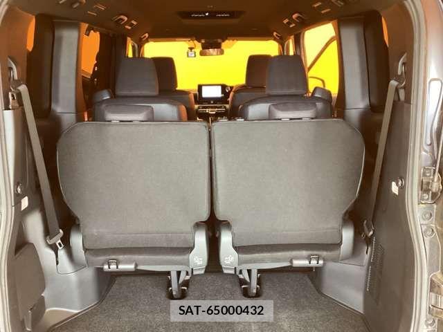 Toyota VOXY 2023-03 6915102-17