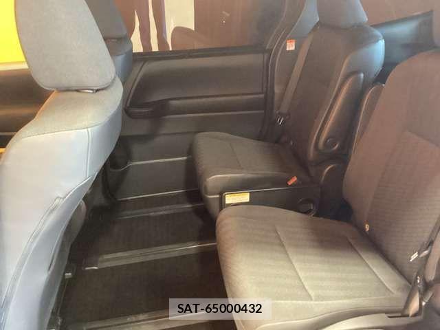 Toyota VOXY 2023-03 6915102-19