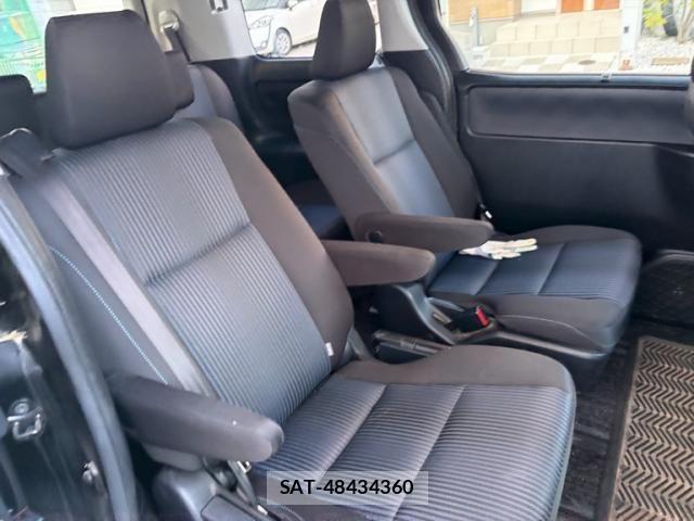 Toyota VOXY 2016-09 6915190-10