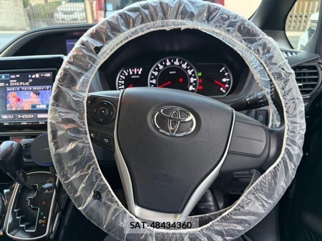 Toyota VOXY 2016-09 6915190-13