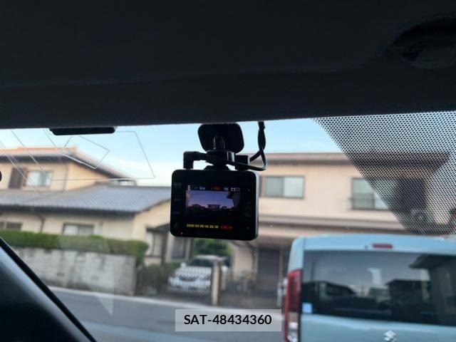 Toyota VOXY 2016-09 6915190-19