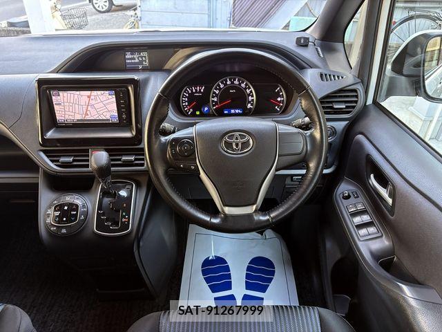 Toyota VOXY 2014-02 6915177-10