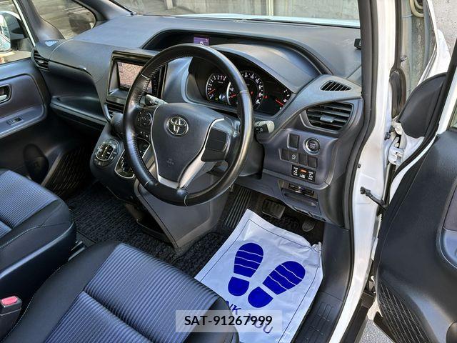Toyota VOXY 2014-02 6915177-11