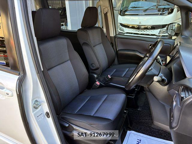 Toyota VOXY 2014-02 6915177-12