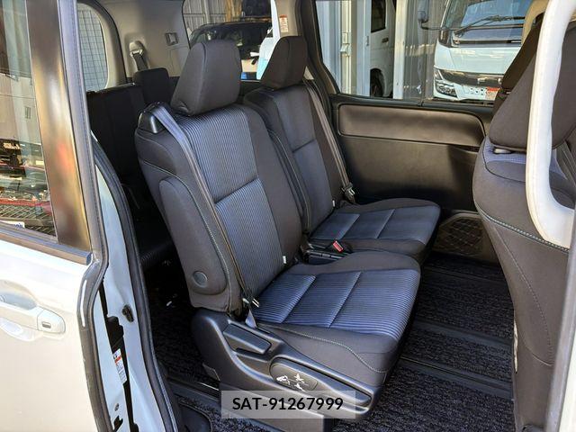 Toyota VOXY 2014-02 6915177-13