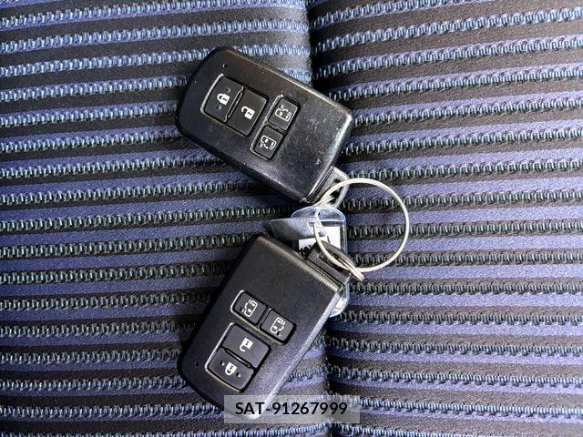 Toyota VOXY 2014-02 6915177-22