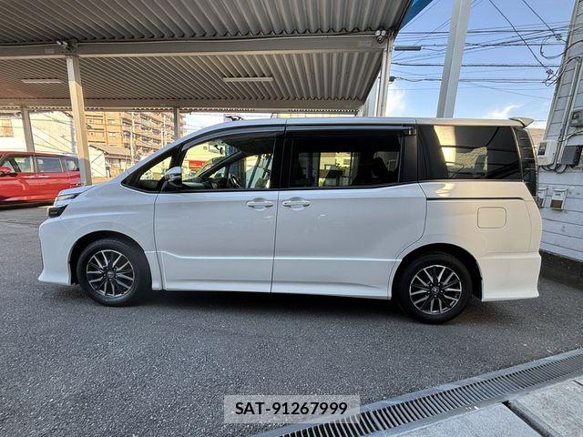 Toyota VOXY 2014-02 6915177-2