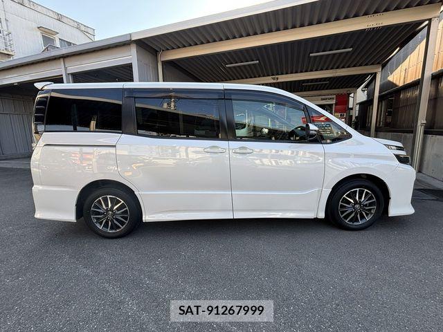 Toyota VOXY 2014-02 6915177-4