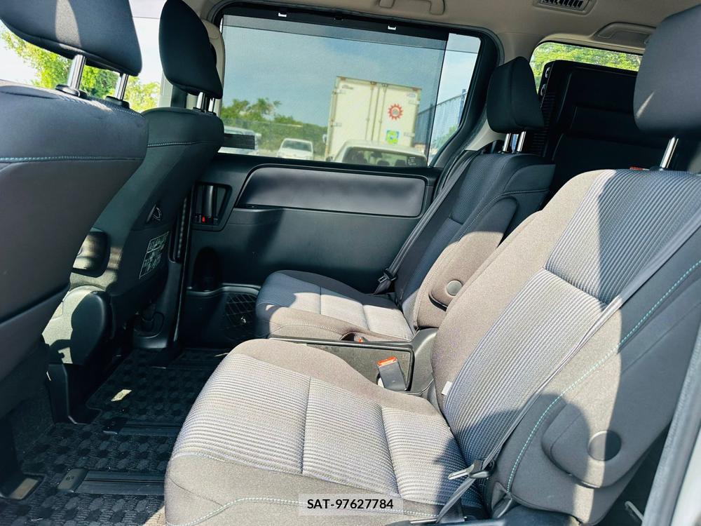 Toyota VOXY 2017 6848849-9