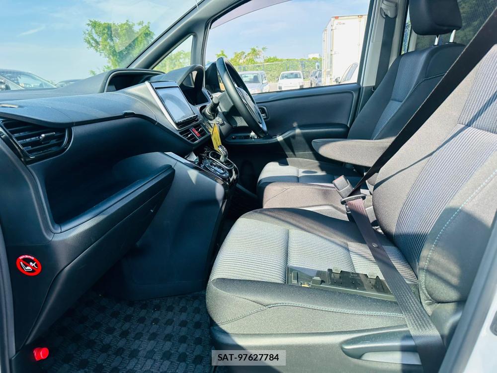 Toyota VOXY 2017 6848849-10