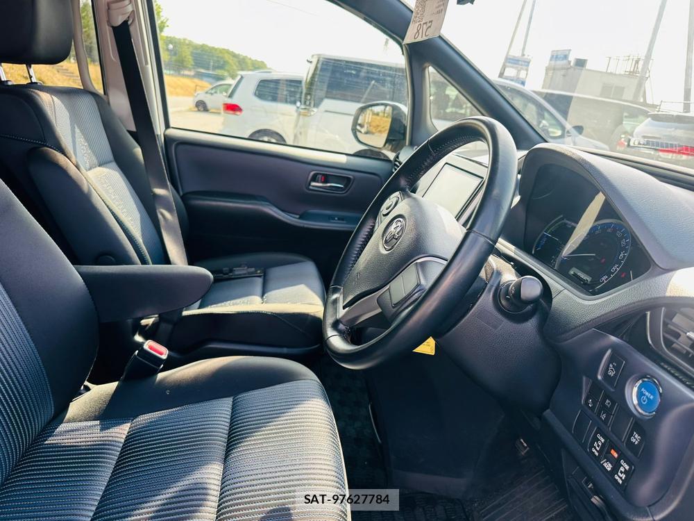 Toyota VOXY 2017 6848849-11