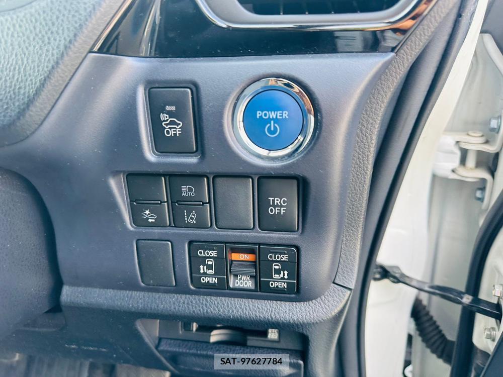 Toyota VOXY 2017 6848849-16