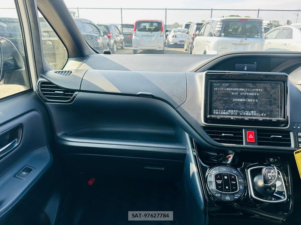 Toyota VOXY 2017 6848849-17