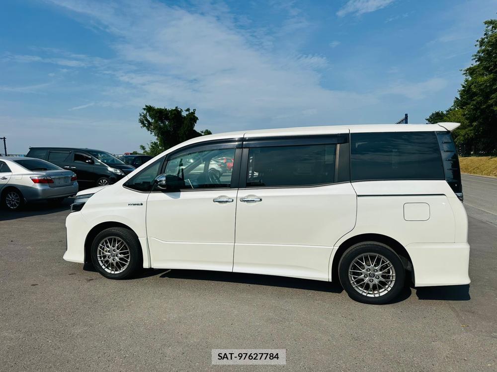 Toyota VOXY 2017 6848849-1