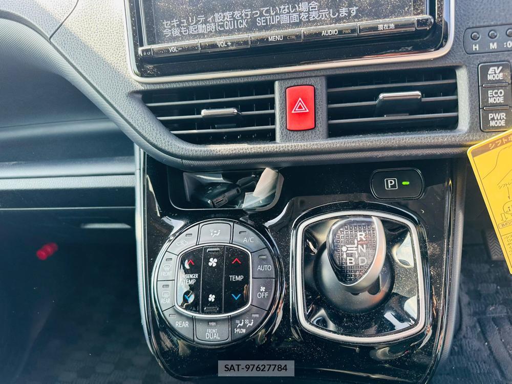 Toyota VOXY 2017 6848849-19