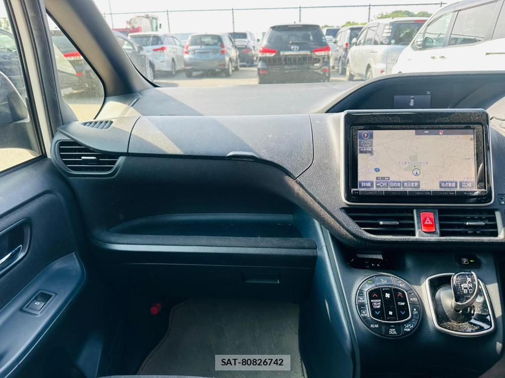Toyota VOXY 2015 6848848-17