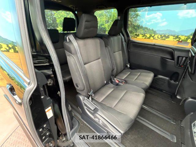 Toyota VOXY 2017-11 6999087-8