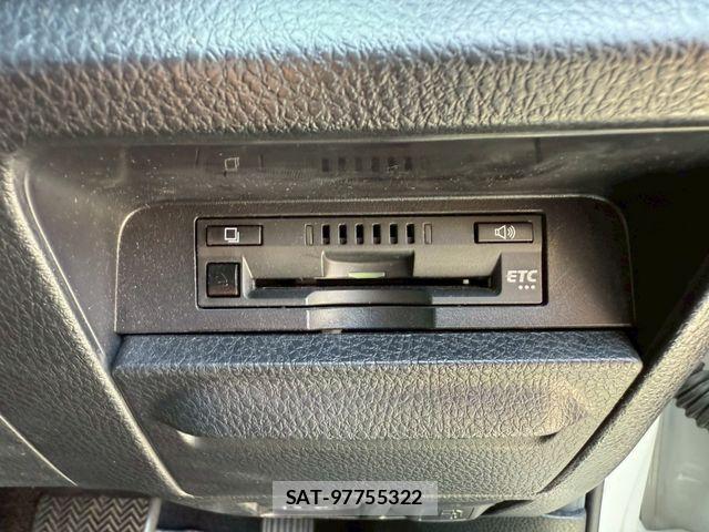 Toyota VOXY 2021-03 6999083-16