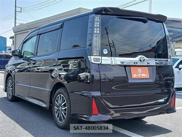 Toyota VOXY 2014-02 6999110-23