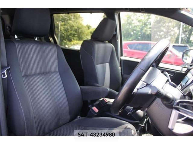 Toyota VOXY 2019-10 6999099-13